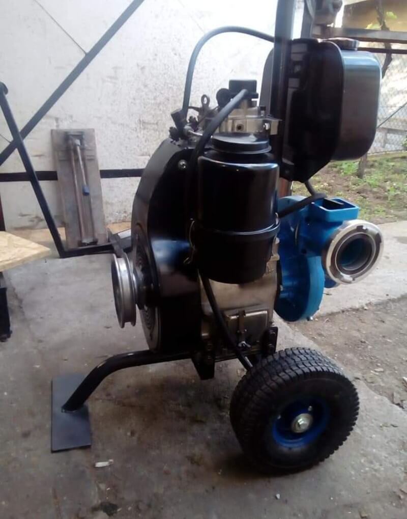 Motorna vodena pumpa u radionici, servis i održavanje.