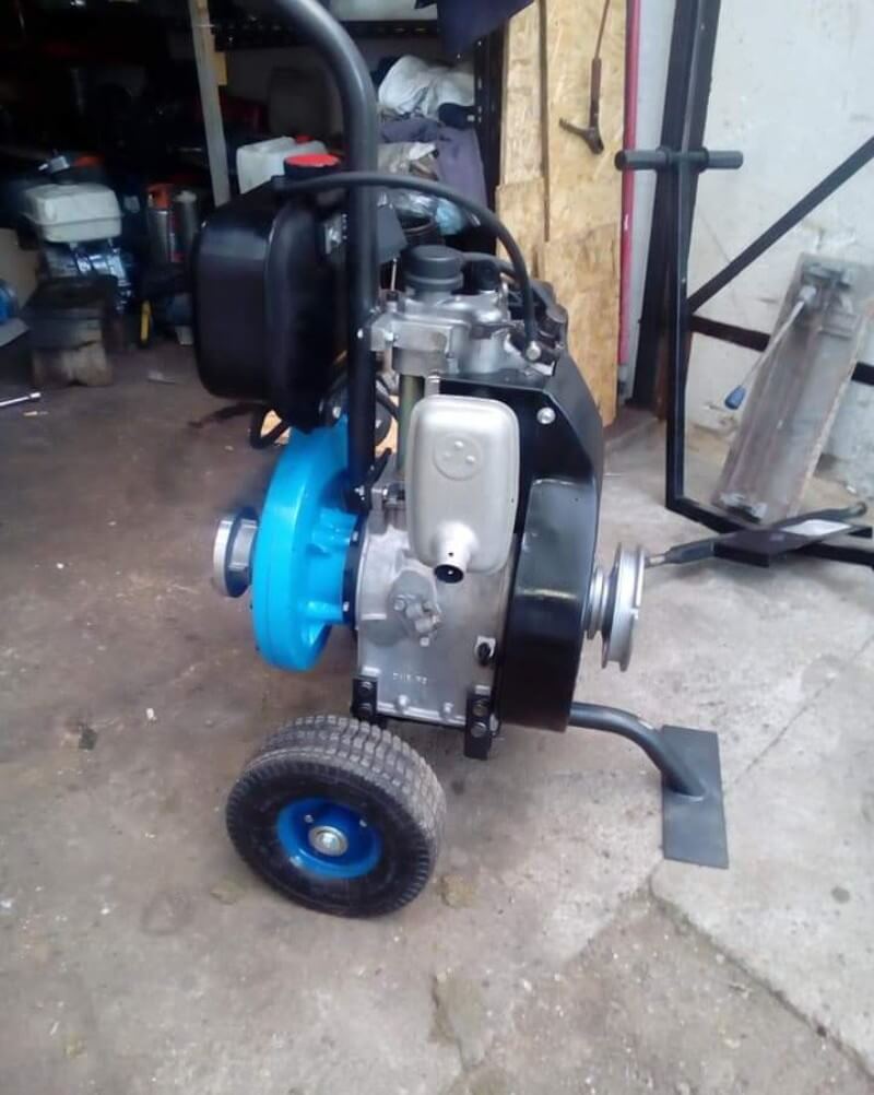 Prenosiva pumpa s benzinskim motorom, priprema za servis.