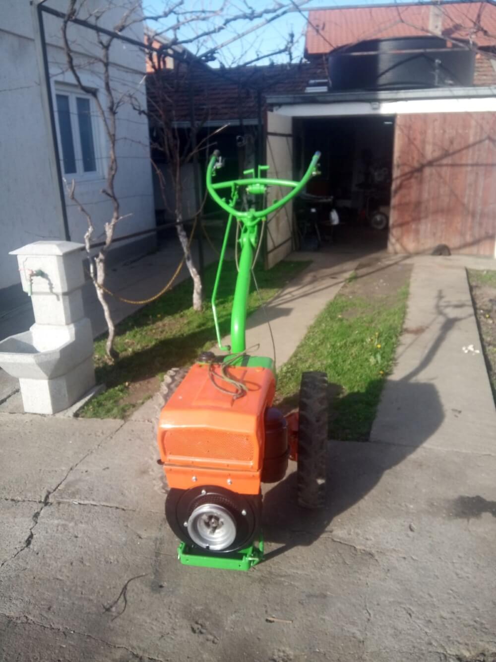 Motokultivator ispred radionice, redovno održavanje motokultivatora.