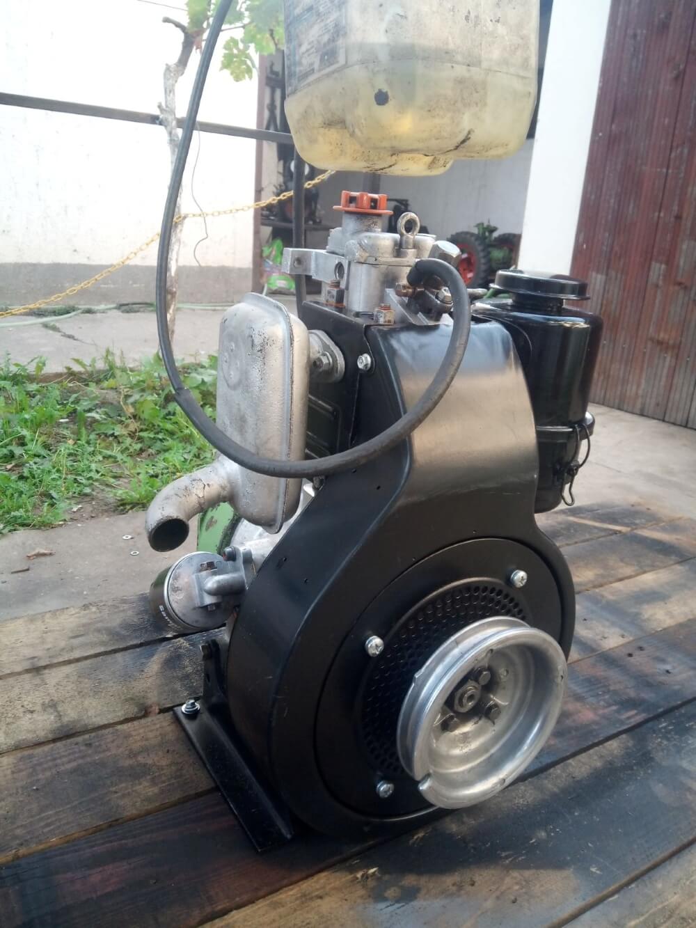 Motorna vodena pumpa na drvenoj paleti, redovno održavanje.