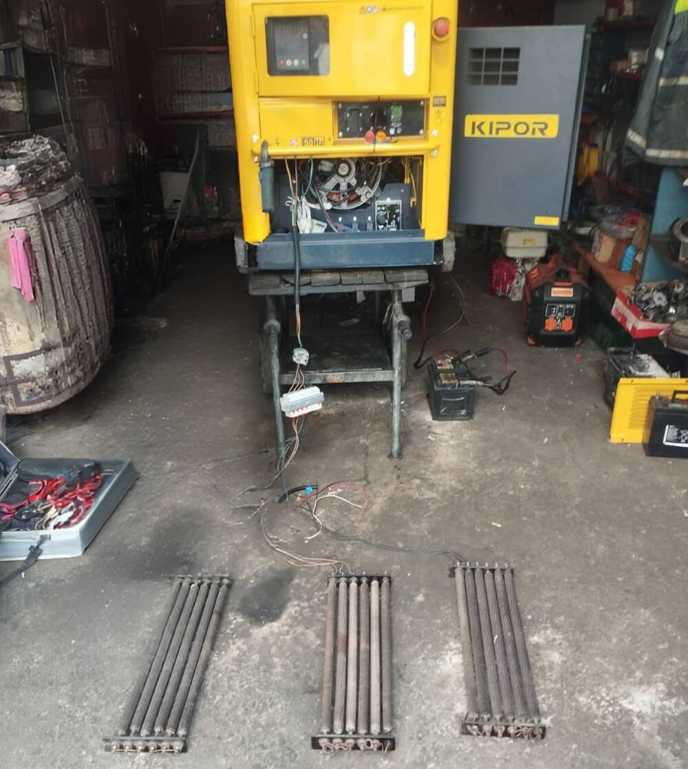 Žuti agregat na postolju u radionici. Servis i održavanje agregata.