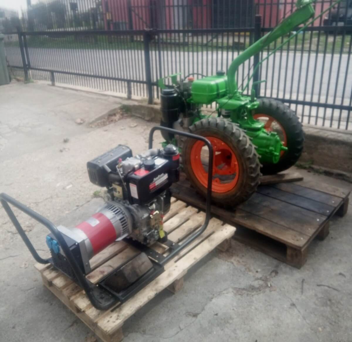 Motorna vodena pumpa i motokultivator na drvenoj paleti, servis i održavanje.