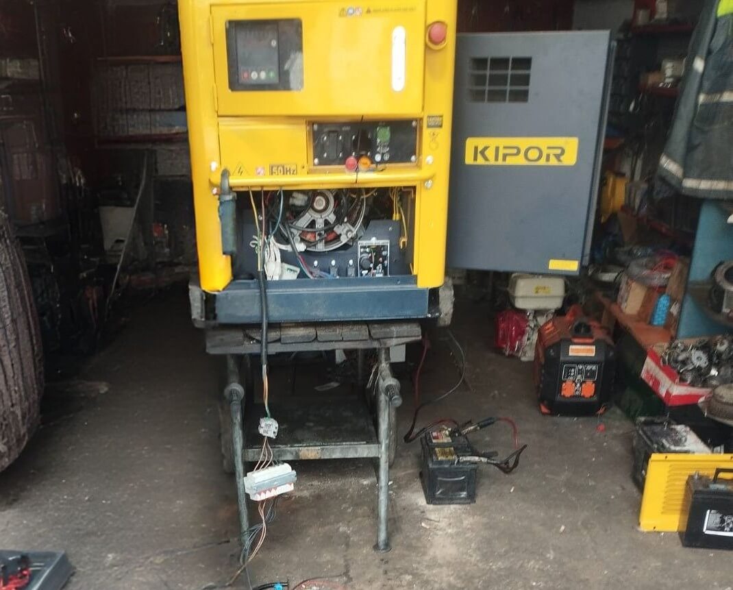 Žuti elektroagregat u radionici, dijagnostika i servis agregata.