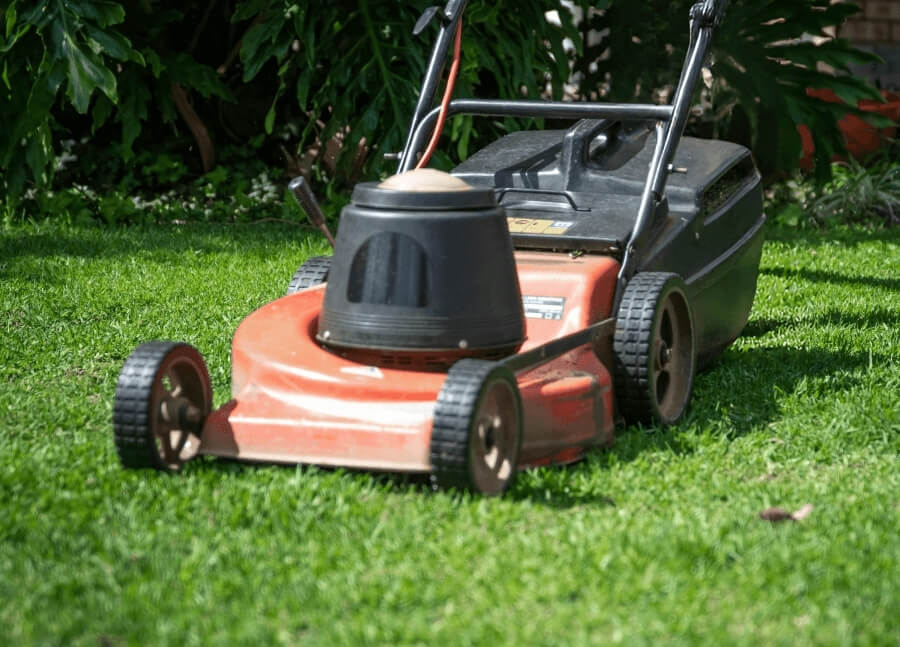 Popravke i održavanje motornih kosilica.
